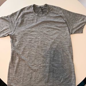 Men’s Lululemon Short Sleeve T Shirt, size XL, Gray